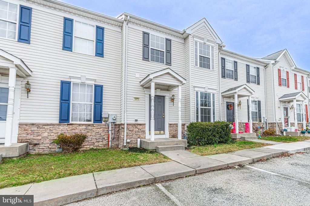 Image 2 of property listing at 1879 JAMESTOWN LN #1879, York, PA 17408