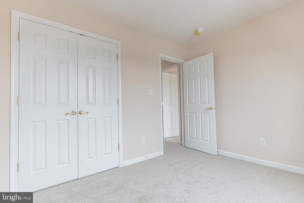 Image 21 of property listing at 1879 JAMESTOWN LN #1879, York, PA 17408