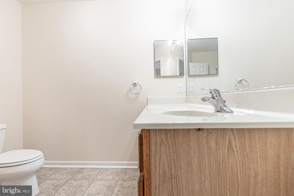 Image 27 of property listing at 1879 JAMESTOWN LN #1879, York, PA 17408