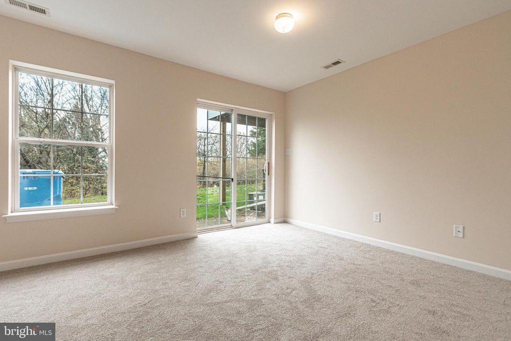 Image 31 of property listing at 1879 JAMESTOWN LN #1879, York, PA 17408