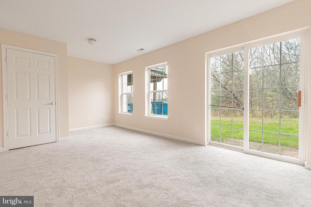 Image 32 of property listing at 1879 JAMESTOWN LN #1879, York, PA 17408