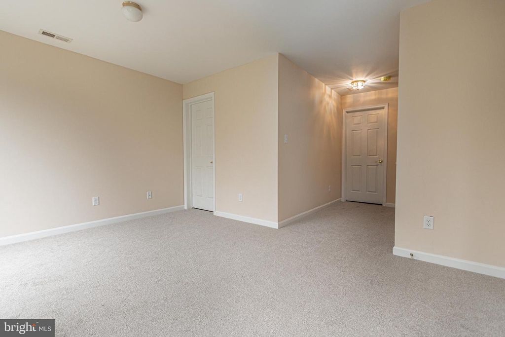 Image 33 of property listing at 1879 JAMESTOWN LN #1879, York, PA 17408