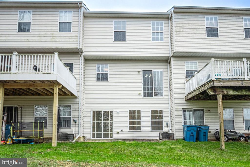 Image 35 of property listing at 1879 JAMESTOWN LN #1879, York, PA 17408