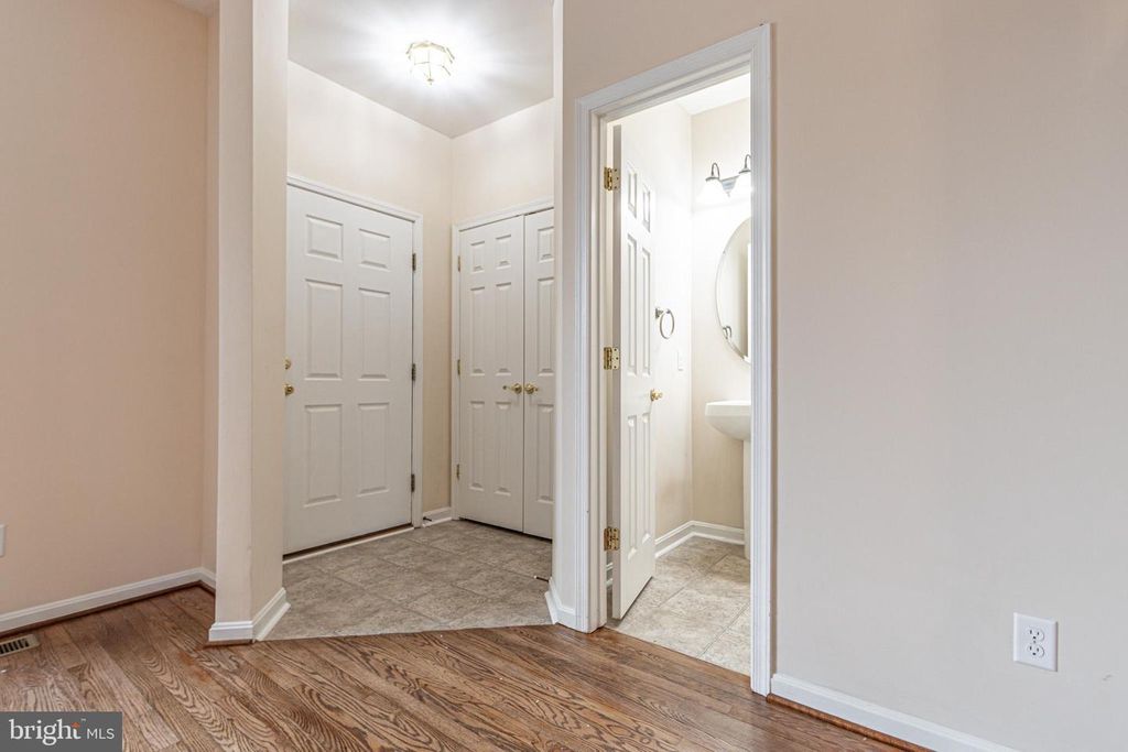 Image 5 of property listing at 1879 JAMESTOWN LN #1879, York, PA 17408