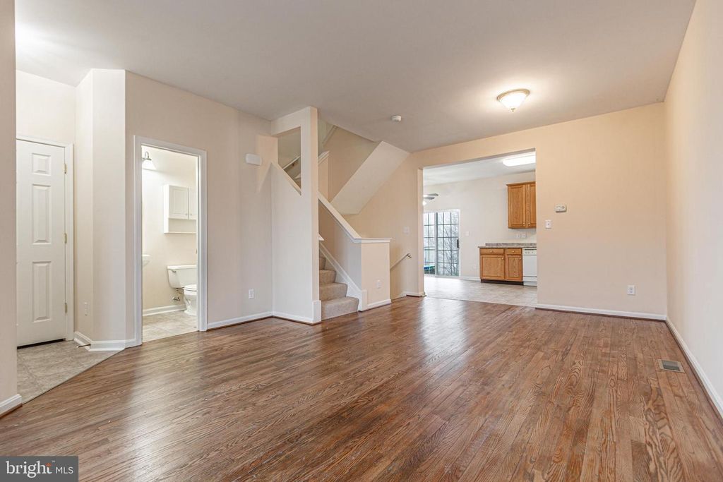 Image 7 of property listing at 1879 JAMESTOWN LN #1879, York, PA 17408