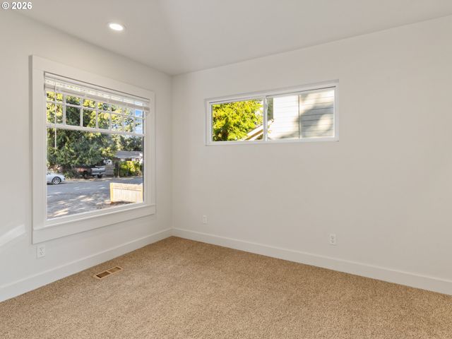 5732 Se LEXINGTON St, Portland, OR 97206