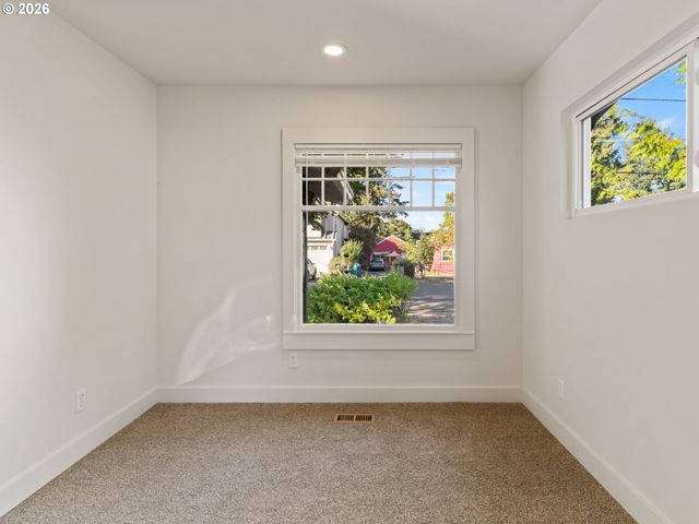 5732 Se LEXINGTON St, Portland, OR 97206