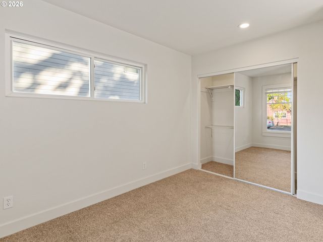 5732 Se LEXINGTON St, Portland, OR 97206