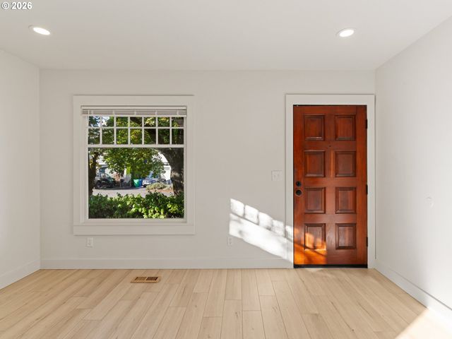5732 Se LEXINGTON St, Portland, OR 97206
