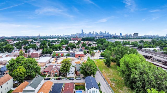 437 W 44th Place, Chicago, IL 60609