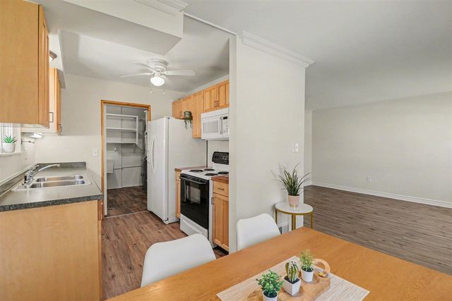 2189 Ridgemont Road, Grosse Pointe Woods, MI 48236