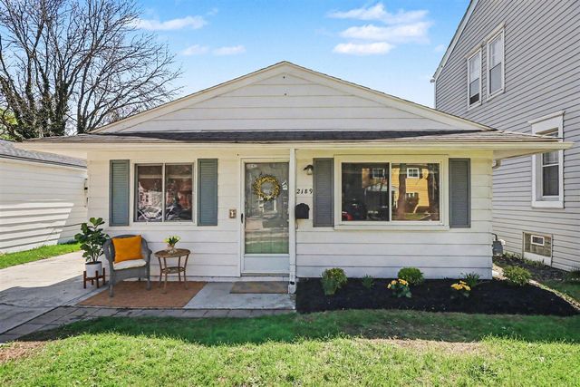 2189 Ridgemont Road, Grosse Pointe Woods, MI 48236