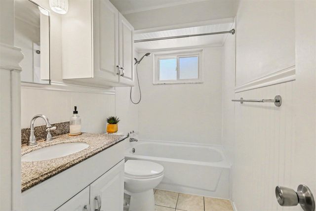 2189 Ridgemont Road, Grosse Pointe Woods, MI 48236