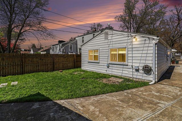 2189 Ridgemont Road, Grosse Pointe Woods, MI 48236