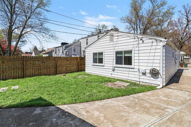 2189 Ridgemont Road, Grosse Pointe Woods, MI 48236