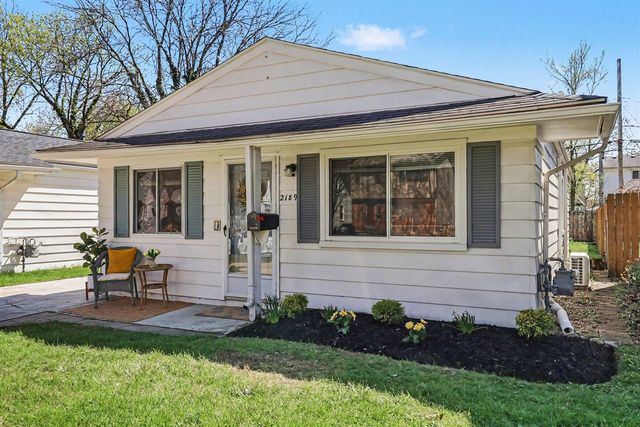 2189 Ridgemont Road, Grosse Pointe Woods, MI 48236