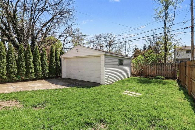 2189 Ridgemont Road, Grosse Pointe Woods, MI 48236