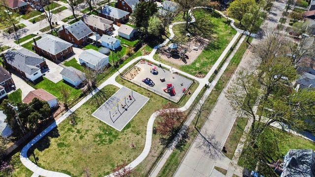 2189 Ridgemont Road, Grosse Pointe Woods, MI 48236