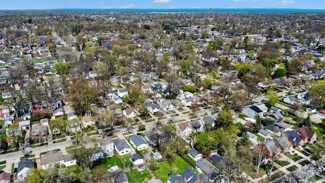 2189 Ridgemont Road, Grosse Pointe Woods, MI 48236