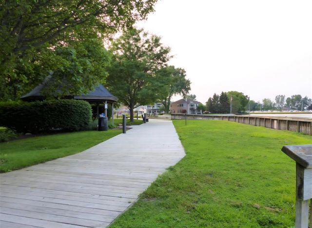 2189 Ridgemont Road, Grosse Pointe Woods, MI 48236