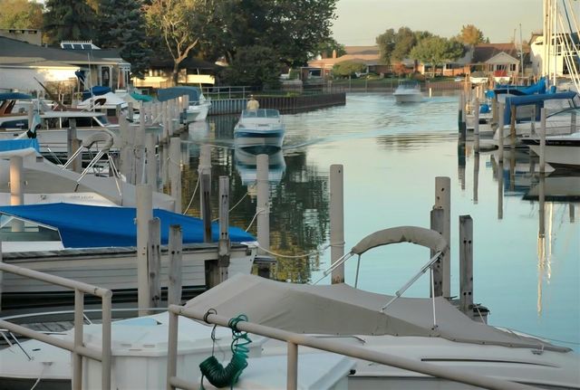 2189 Ridgemont Road, Grosse Pointe Woods, MI 48236