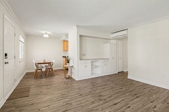 2189 Ridgemont Road, Grosse Pointe Woods, MI 48236