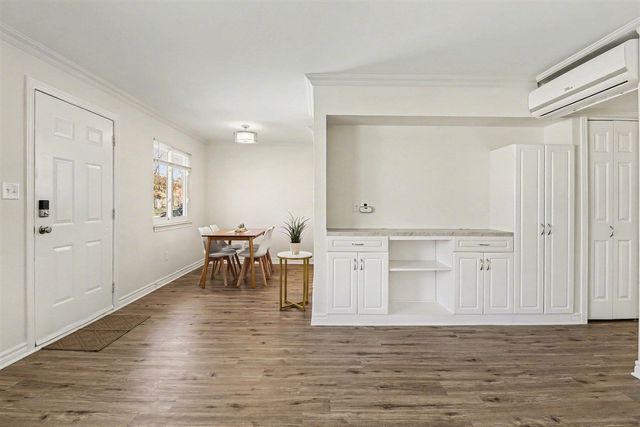 2189 Ridgemont Road, Grosse Pointe Woods, MI 48236