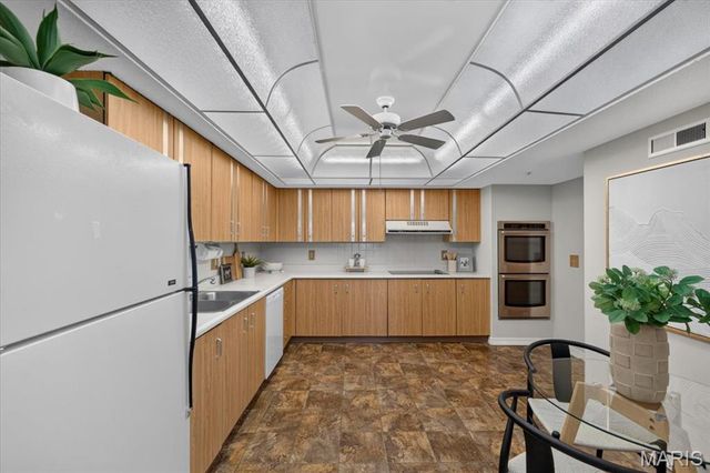 564 Sarah Lane 104, St Louis, MO 63141