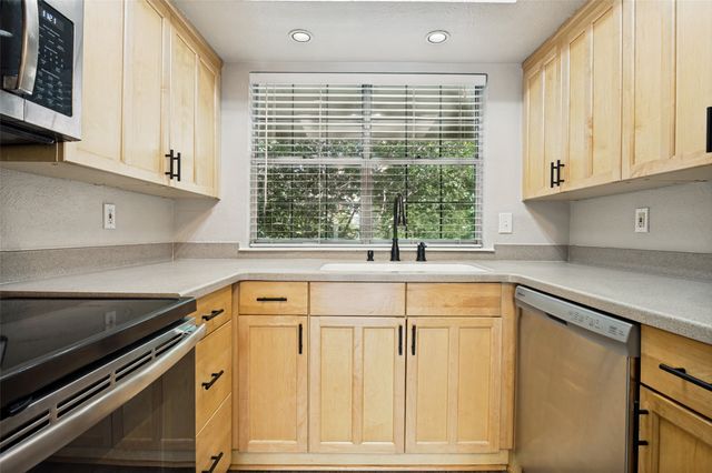 2535 Wedglea Drive 224, Dallas, TX 75211