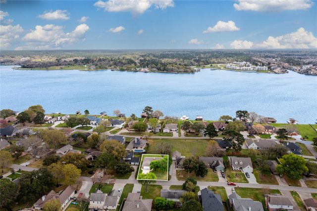 9898 Twin Shores Drive, Willis, TX 77318