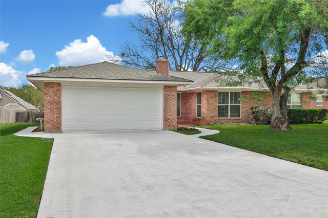 9898 Twin Shores Drive, Willis, TX 77318