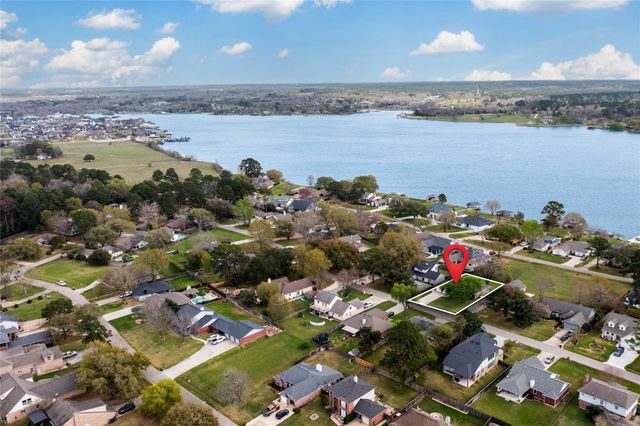 9898 Twin Shores Drive, Willis, TX 77318