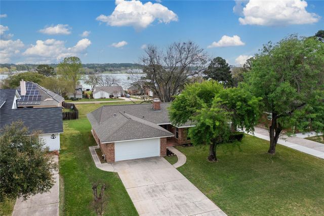 9898 Twin Shores Drive, Willis, TX 77318