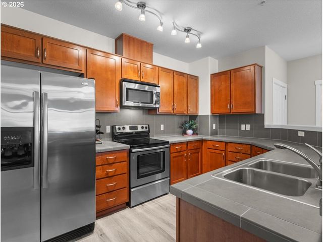 615 Nw LOST SPRINGS Ter 404, Portland, OR 97229