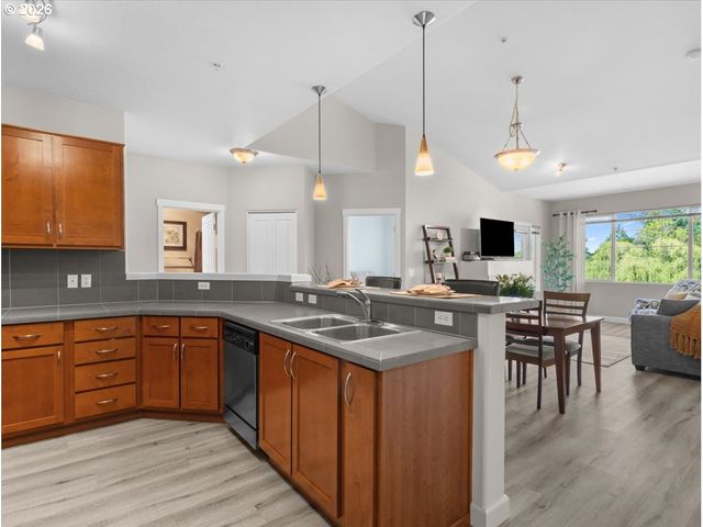 615 Nw LOST SPRINGS Ter 404, Portland, OR 97229