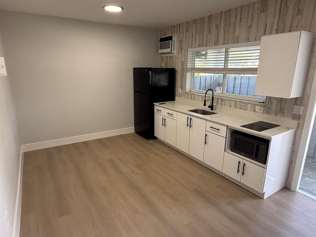 720 NE 7th Street 4, Hallandale Beach, FL 33009