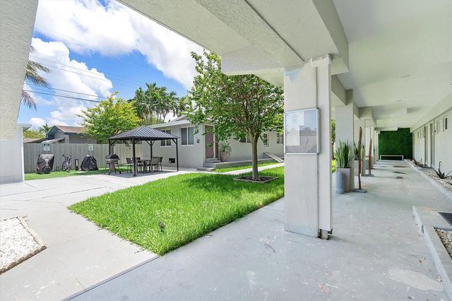 720 NE 7th Street 4, Hallandale Beach, FL 33009