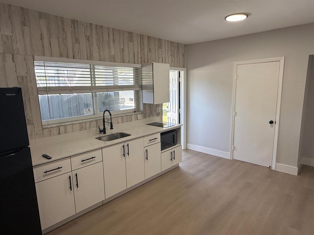 720 NE 7th Street 4, Hallandale Beach, FL 33009
