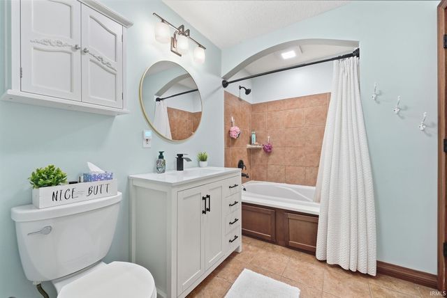 1206 Superior Drive, Auburn, IN 46706