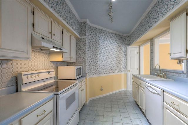 17800 E Bolger Road 147, Independence, MO 64055