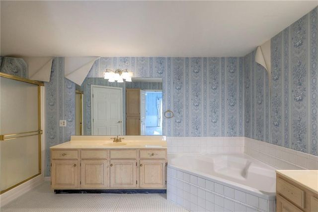 17800 E Bolger Road 147, Independence, MO 64055