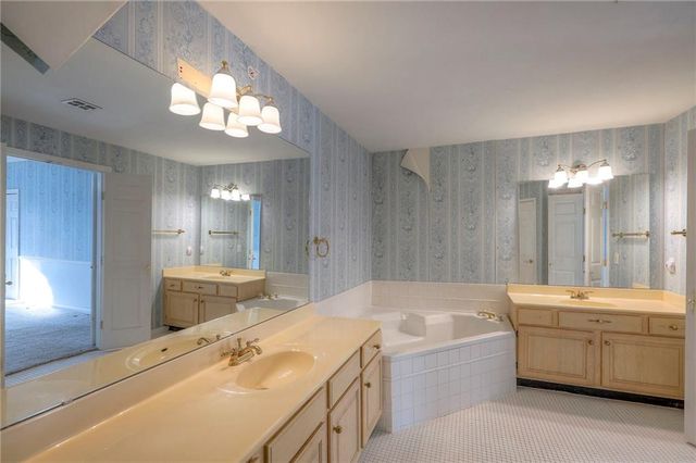 17800 E Bolger Road 147, Independence, MO 64055