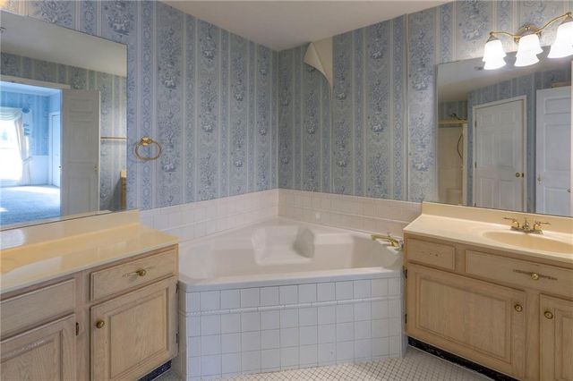 17800 E Bolger Road 147, Independence, MO 64055