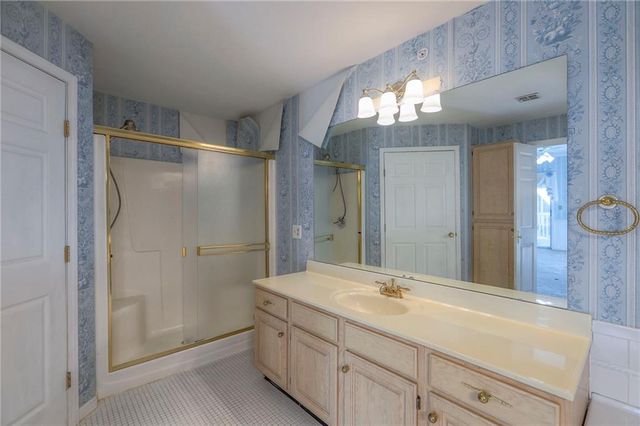 17800 E Bolger Road 147, Independence, MO 64055