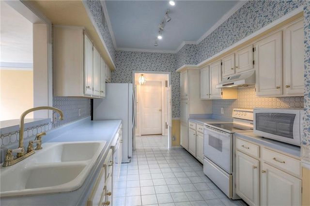 17800 E Bolger Road 147, Independence, MO 64055