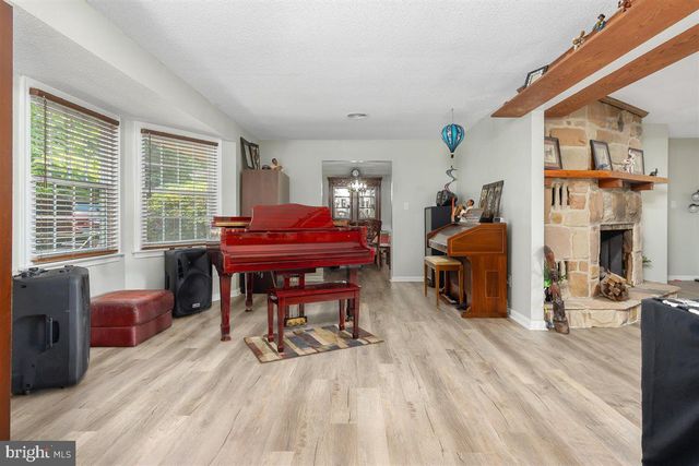 1618 EAGLE SCHOOL RD, Martinsburg, WV 25404