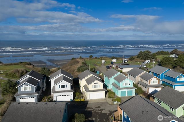 24 Duke Lane, Pacific Beach, WA 98571