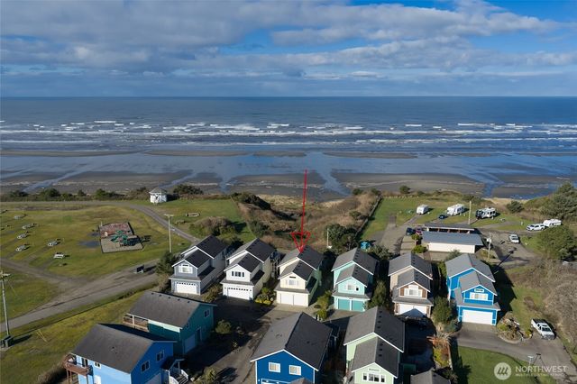 24 Duke Lane, Pacific Beach, WA 98571