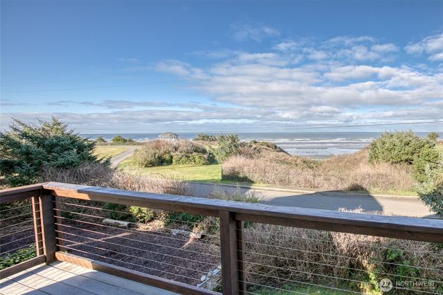 24 Duke Lane, Pacific Beach, WA 98571