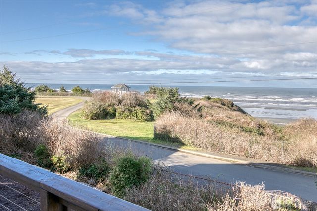 24 Duke Lane, Pacific Beach, WA 98571